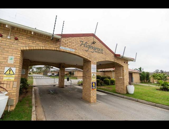 3 BEDROOM TOWNHOUSE FOR SALE IN BEVERLEY GROVE